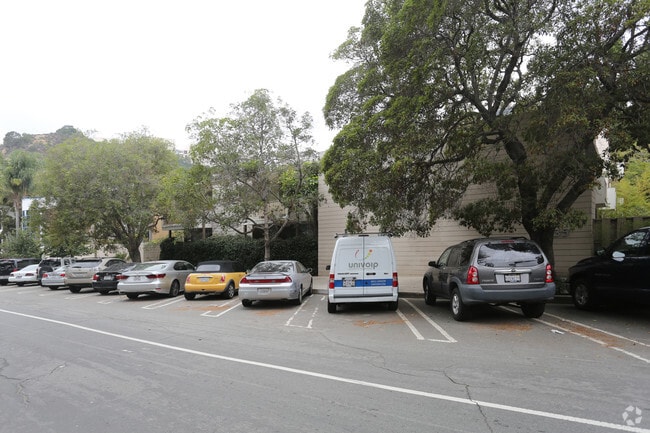 Building Photo - 833 Moraga Dr