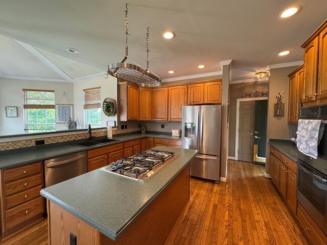 Building Photo - Fantastic 4 Bed 2.5 Bath Single Family Hom...