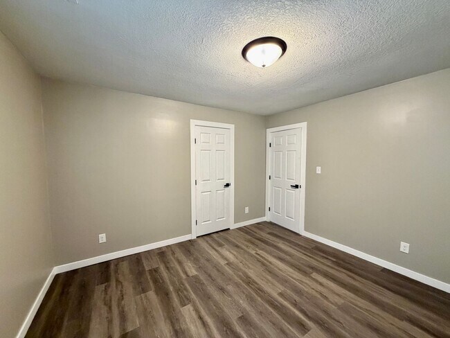 Building Photo - LARGE 4 BEDROOM ALL REMODELED