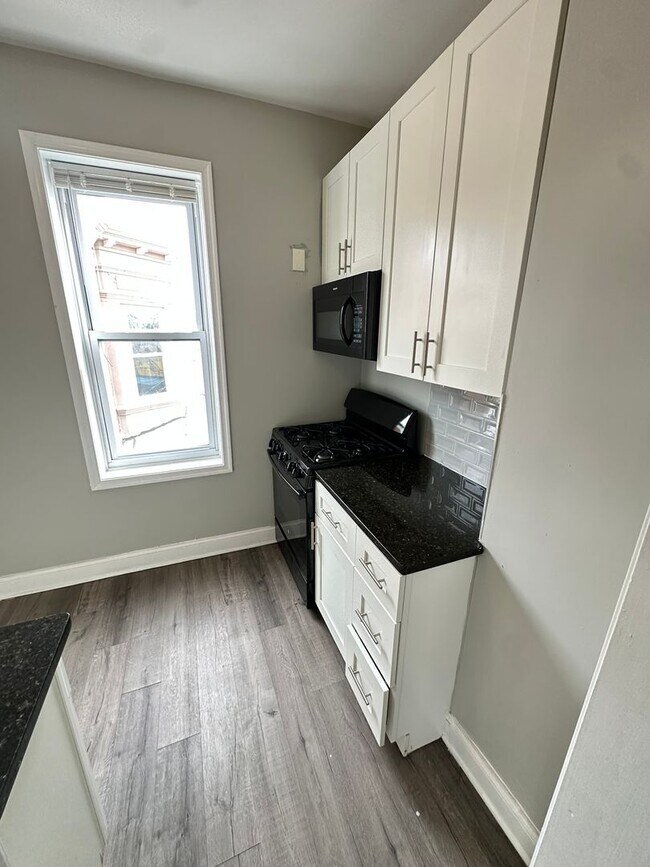 Building Photo - 725 S 56th St