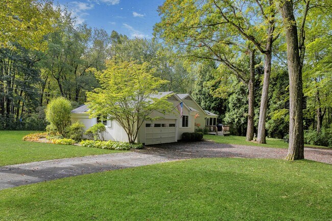 Building Photo - 261 Linden Tree Rd