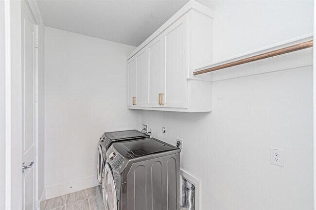 Building Photo - 4878 Limousine Ln