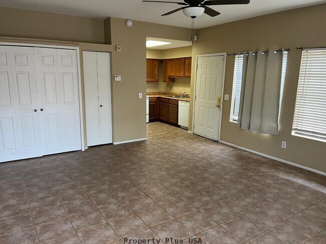 Building Photo - "Chic 2-Bedroom Retreat with 2.5 Baths in Prime Tempe Location – 1,072 Sq Ft of Modern Living!"