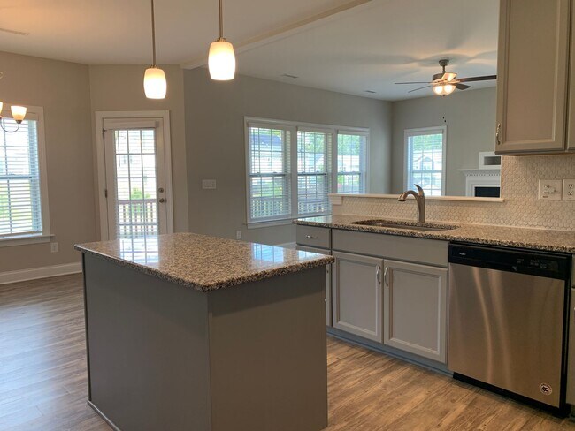Building Photo - AMAZING LOCATION, Fantastic 4 Bed Home, in...
