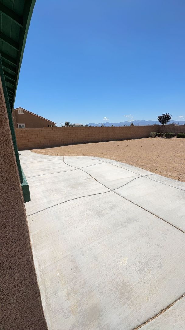 Building Photo - 3 BEDROOM VICTORVILLE HOME