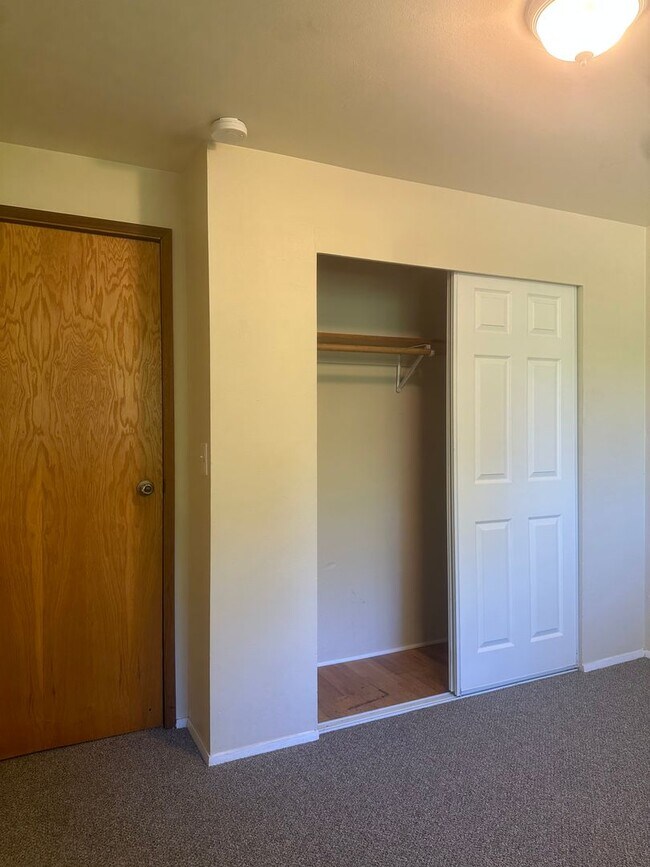 Building Photo - Updated 3-Bedroom Home with Deck & Garage in Mountlake Terrace!!!