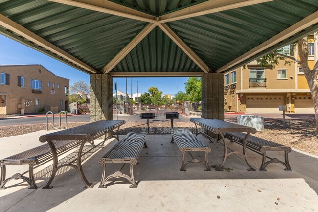 Building Photo - 900 S 94th St