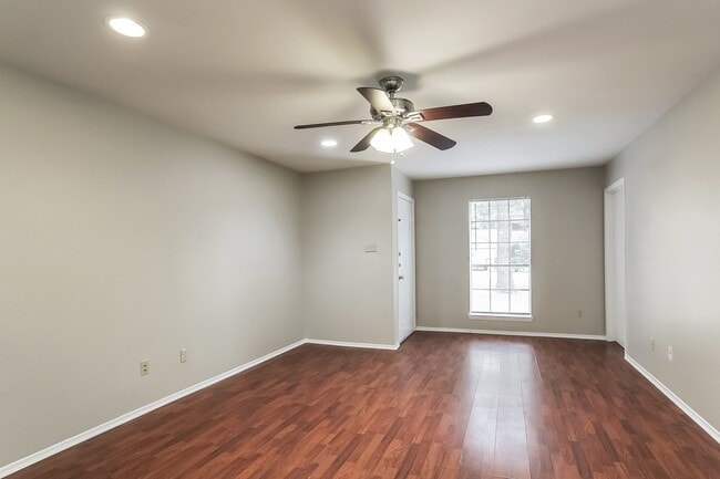 Building Photo - 9 W Bigelow Oak Ct