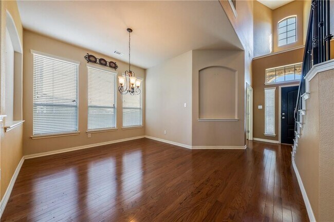 Building Photo - 2005 Santa barbara Ct