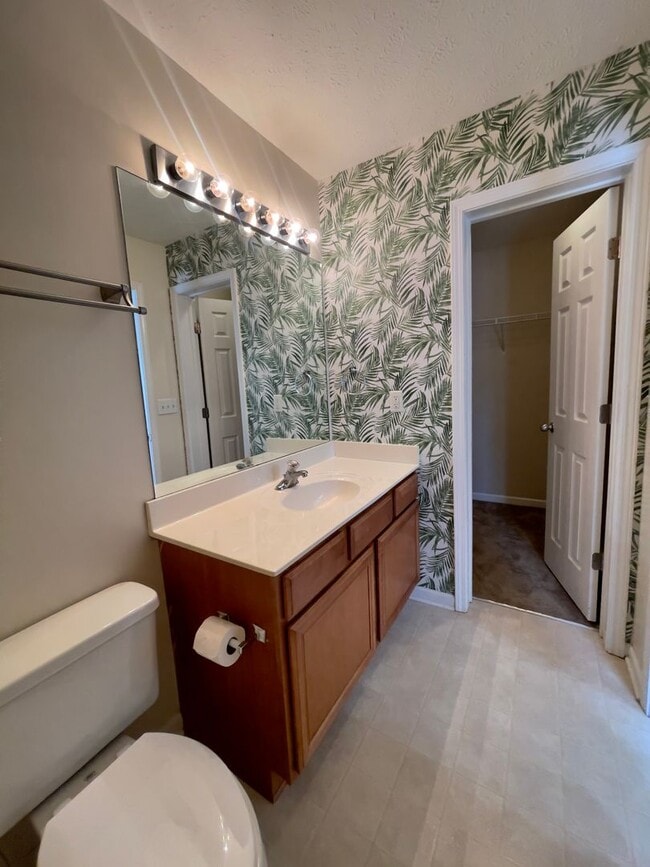 Building Photo - Roommate friendly floorplan minutes from downtown