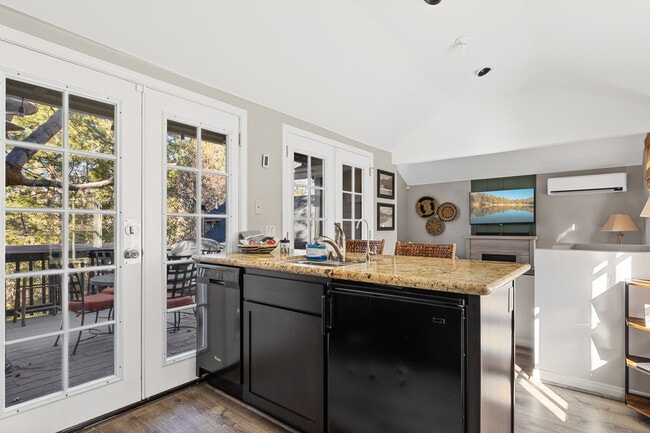 Building Photo - 590 Oak Knoll Cir