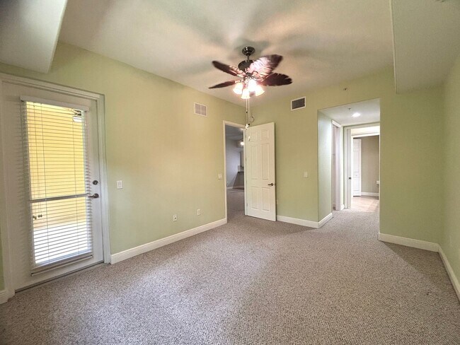 Building Photo - Spacious 3 Bed, 2 Bath Condo with 1 Car Ga...