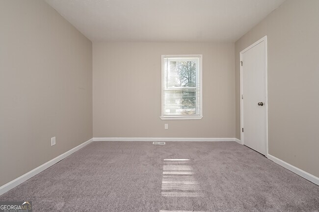 Building Photo - 4975 Manor Dr SW