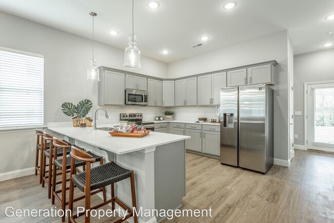 Building Photo - 4 br, 3.5 bath House - 591 Strong Avenue