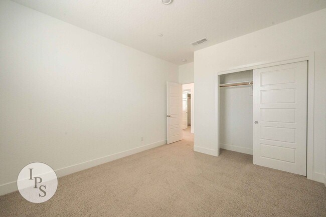 Building Photo - 2830 E Tamarind Dr