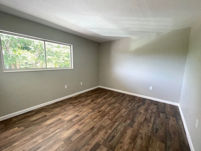 Building Photo - $500 OFF FIRST MONTH RENT • Centrally Loca...