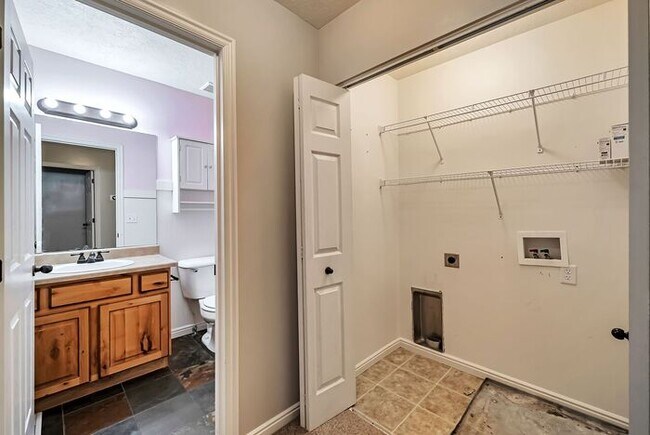 Building Photo - Beautiful Riverton Townhome in Gated Community w 1 car garage attached