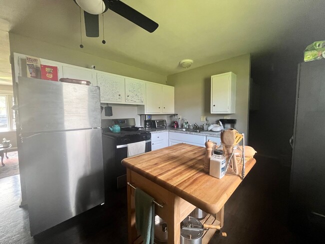 Building Photo - 3 Bedroom Home With A Large Fully-Fenced Yard