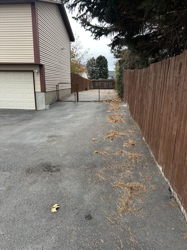 Building Photo - Beautiful 4-Bedroom, 2-Bath Home with Classic Layout and Large Yard