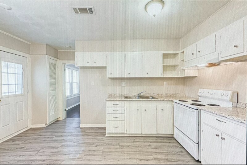 Building Photo - 208 W Lobit Ave