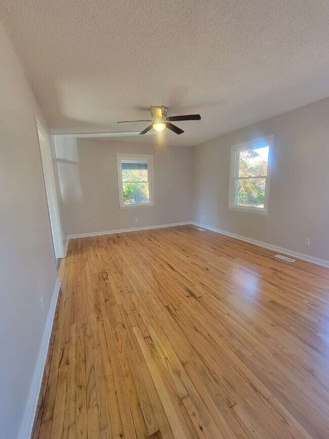 Building Photo - "Charming 3-Bedroom Home with Gleaming Hardwood Floors"