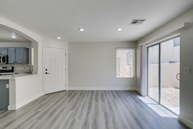 Building Photo - NEWLY UPDATED 4 BEDROOM HOME IN THE SOUTHWEST
