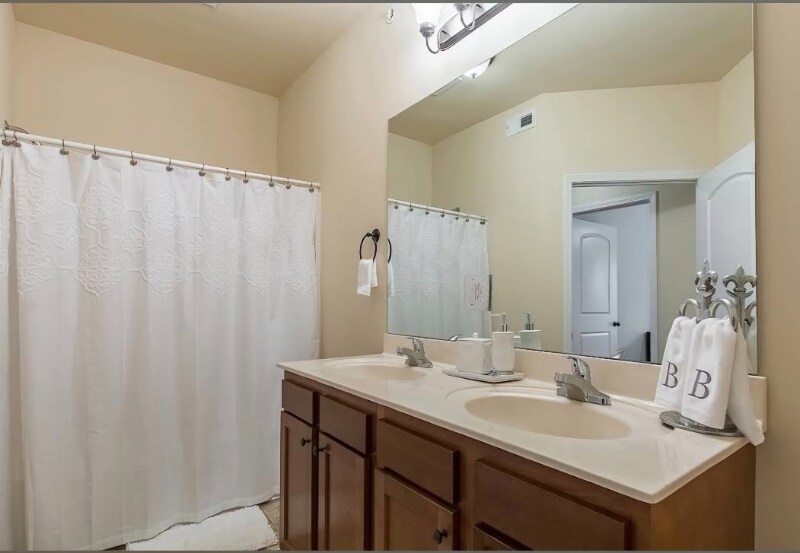 Building Photo - 708 Academy Dr