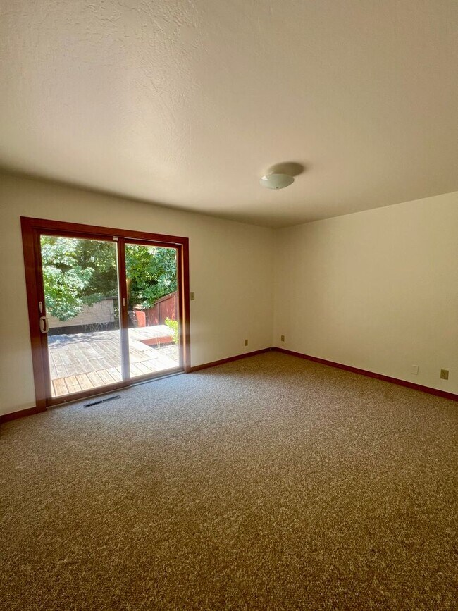 Building Photo - Charming 3 Bedroom 2 Bath home with large ...