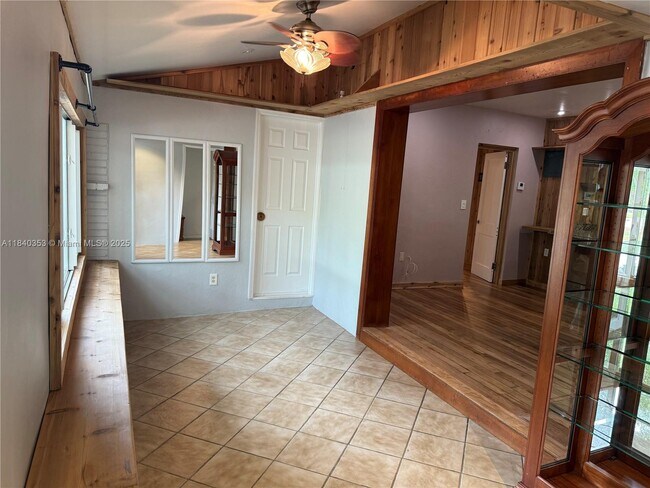 Building Photo - 612 SW 11th Ct