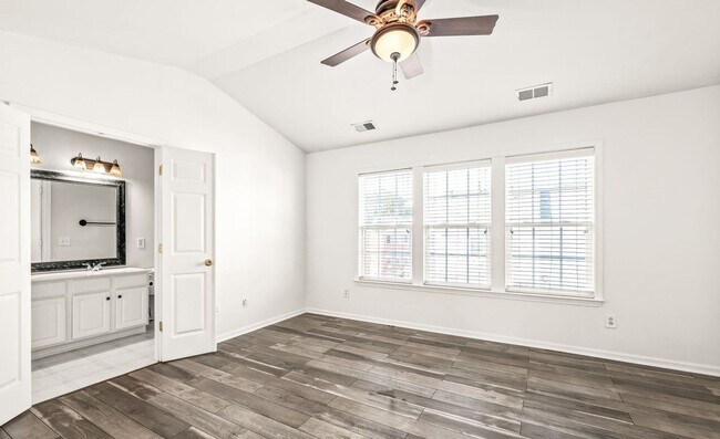 Building Photo - This Stunning Townhome in the Heart of Ballantyne