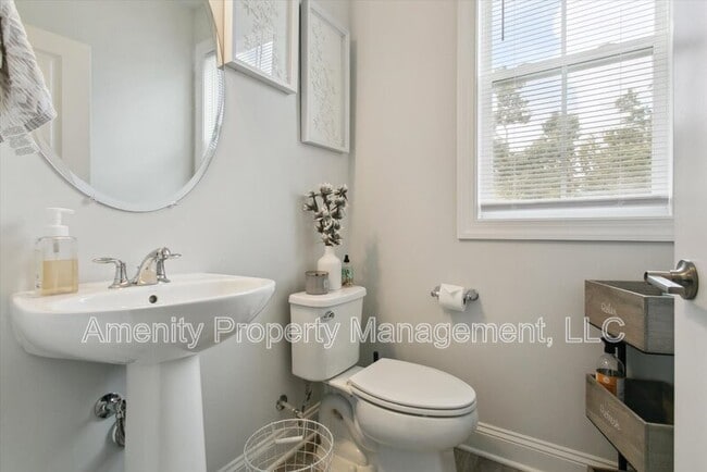 Building Photo - 121 Daybeacon St