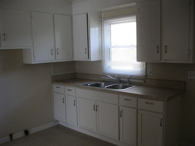 Building Photo - Cozy home