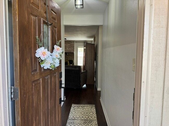 Building Photo - 3 Bed / 2 Bath – Updated Home with Fireplace & Large Backyard