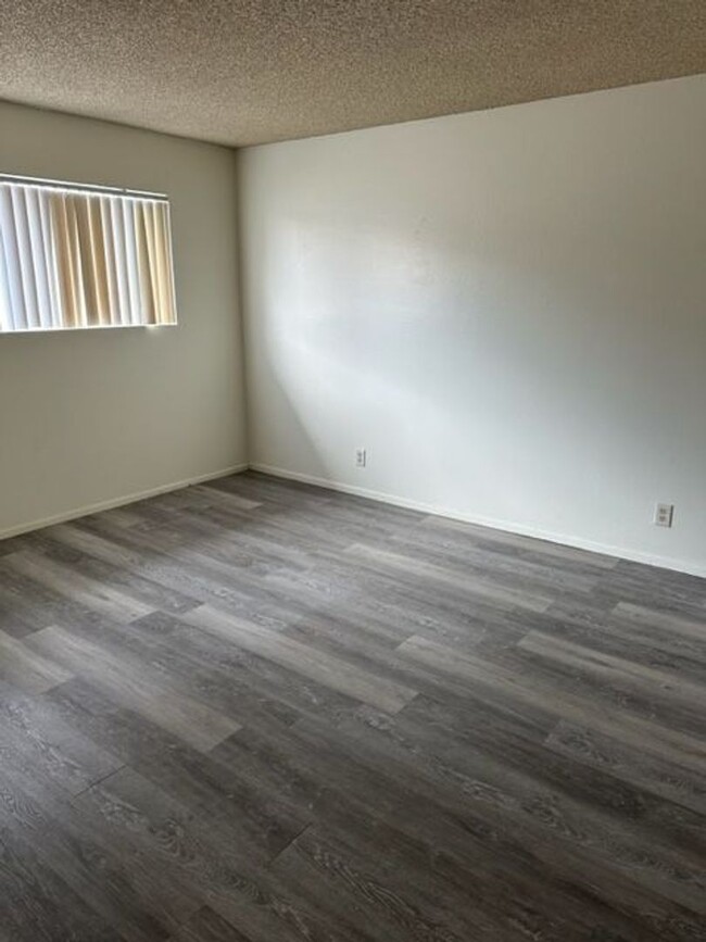 Building Photo - 2 Bedroom Condo located in 89121!