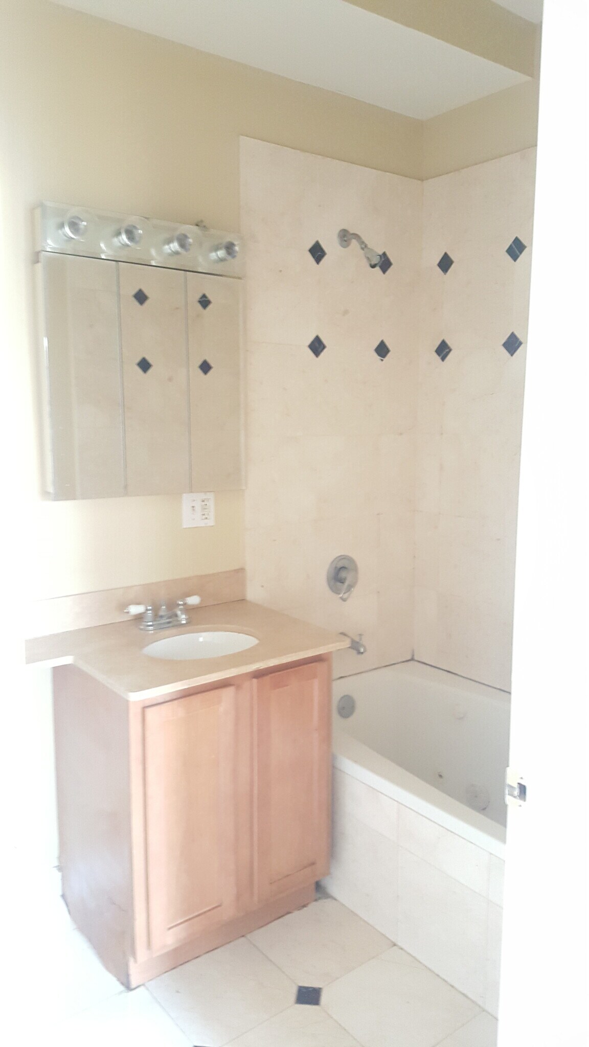 Building Photo - 2243 W Rosemont Ave