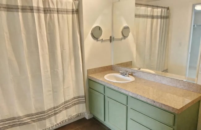 Building Photo - Amazing one bedroom one bathroom Denver Condo