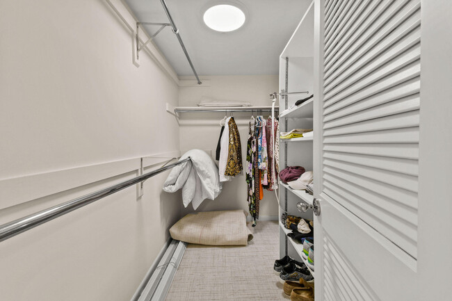 Building Photo - 529 S Flagler Dr