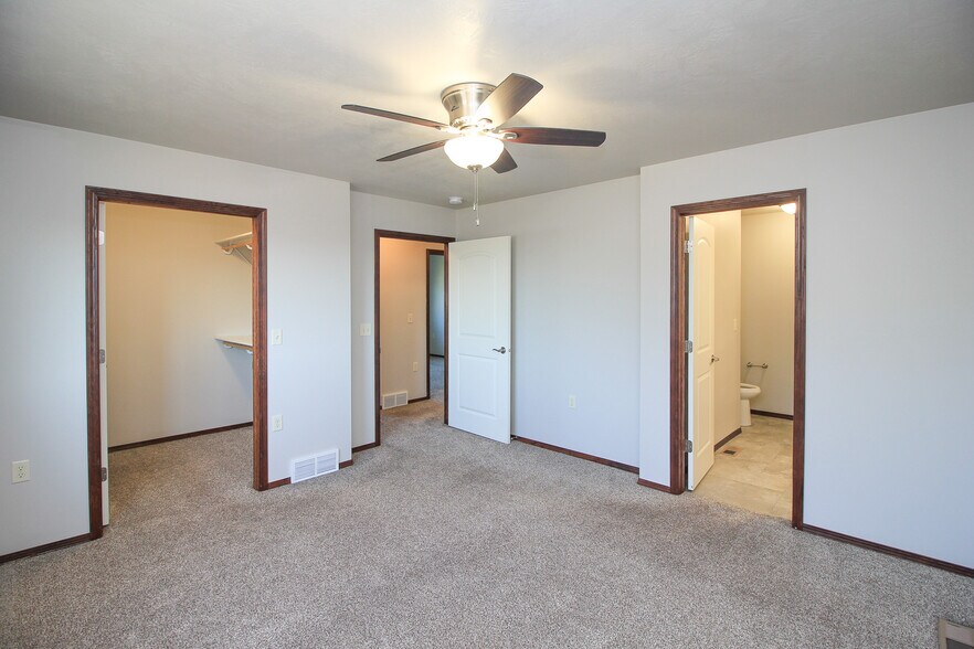 Building Photo - 320 Vernon Dr
