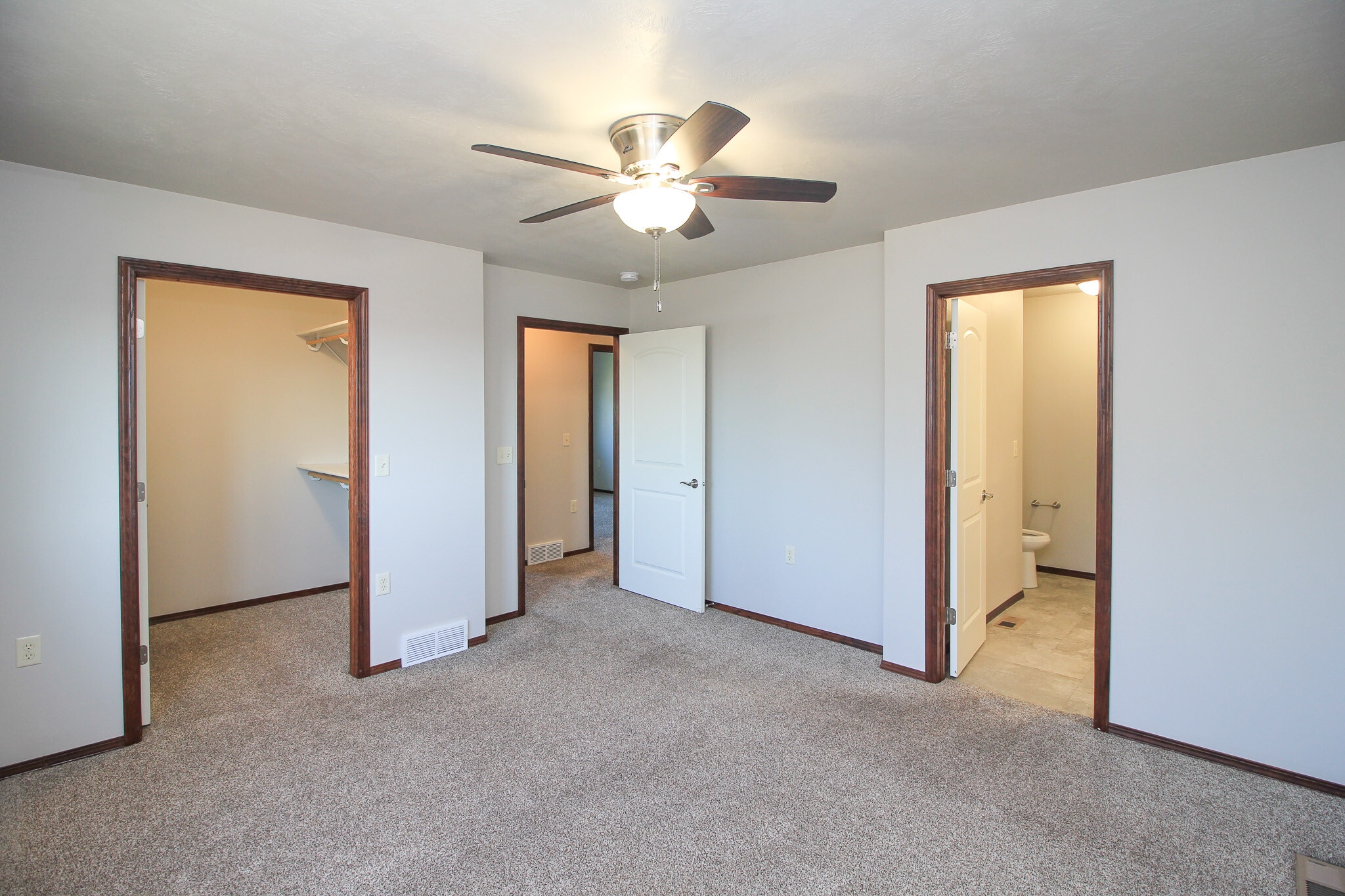 Building Photo - 320 Vernon Dr