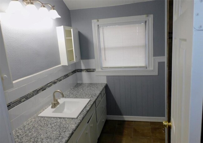 Building Photo - 816 Avenue A