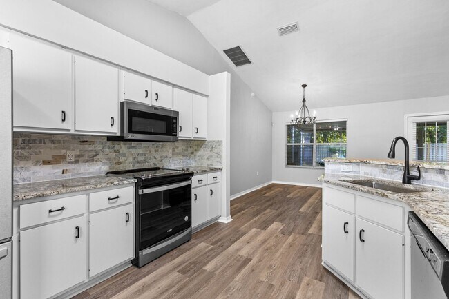 Building Photo - Experience a breezy lifestyle in the convenient Eagle Point subdivision!