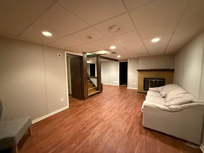Building Photo - Beautiful 4 bed 2.5 Bath Bloomington SF Ho...