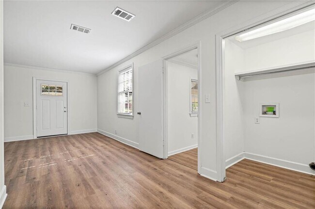 Building Photo - 5213 Pineview Ln S