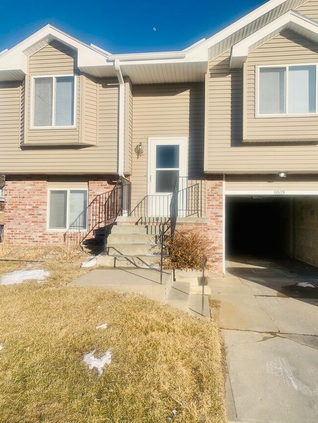 Building Photo - Spacious Duplex with Gas Fireplace and Fin...