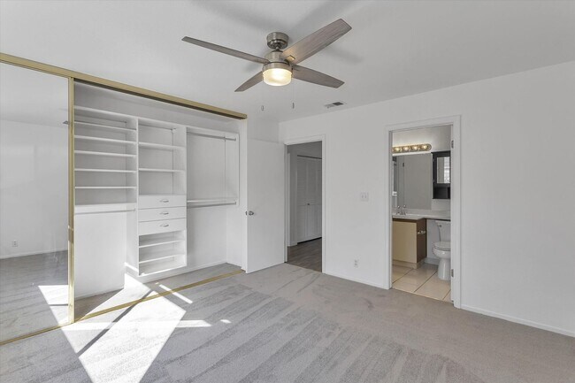 Building Photo - Upstairs Condo with Garage