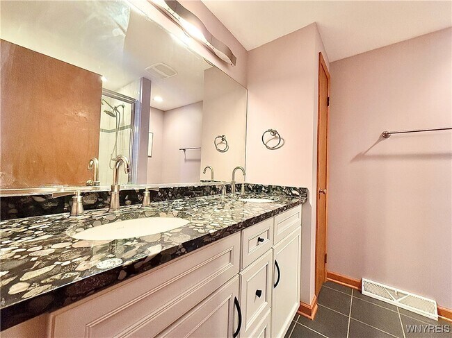 Building Photo - 8 Hummingbird Ln