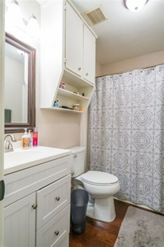 Building Photo - 2 Bed/2 Bath