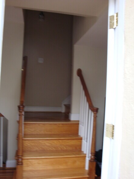 Building Photo - 2521 Foster Ave