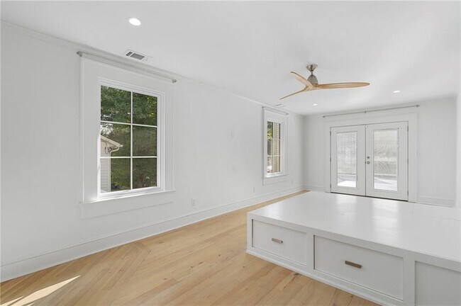 Building Photo - 2512 Brookwood Dr NE
