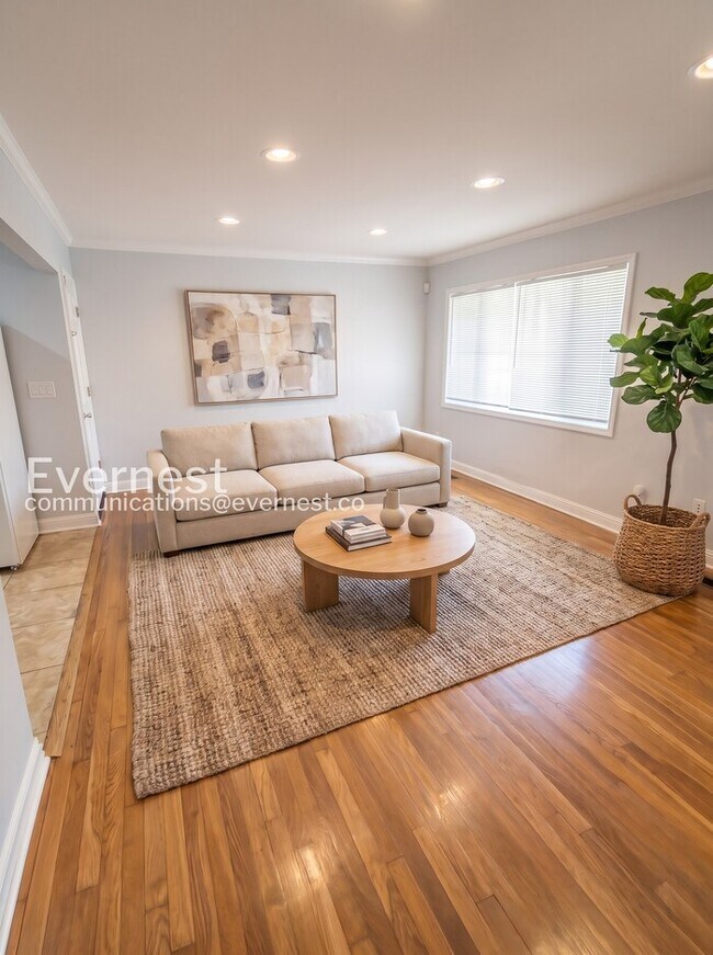 Building Photo - 2 Bed/1 Bath Home with Garage / Available Now!